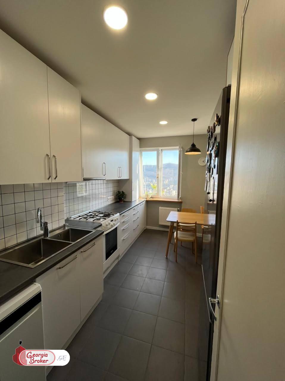 იყიდება ახალი გარემონტებული 4 ოთახიანი ბინა